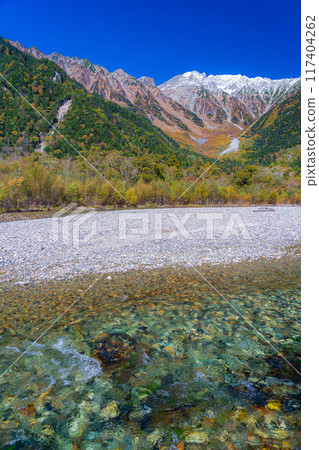 [Autumn material] Kinshu Kamikochi and the clear stream of Azusa River [Nagano Prefecture] 117404262