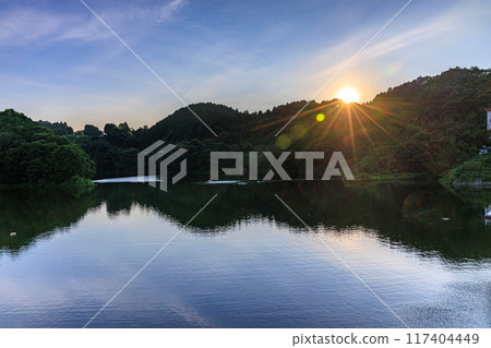 奈良市東部布諾米水壩的夏季 夕陽照耀下的水壩湖水面 ⑬ 奈良市東部布諾米水壩的夏季 夕陽照耀下的水壩湖水面 ⑬ 117404449