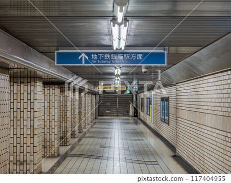 東京城市景觀：空蕩蕩的市中心的地下通道 117404955