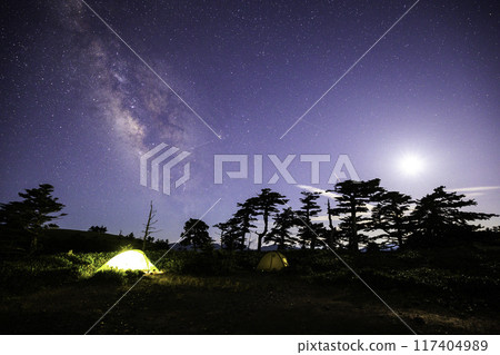 《Ehime Prefecture, Kamegamori》 Starry sky and tents from the Kamegamori campsite 117404989