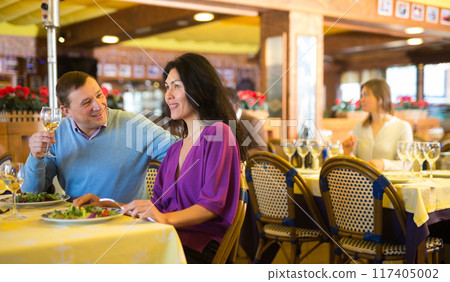 Portrait of man and woman in restaurant with alcohol drinks 117405002