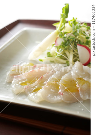 生魚片是日式西餐的典型代表。 生魚片是日式西餐的典型代表。 117405334