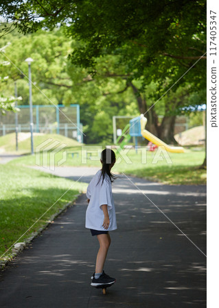 暑假期間,小學生在公園玩口紅 暑假期間,小學生在公園玩口紅 117405347