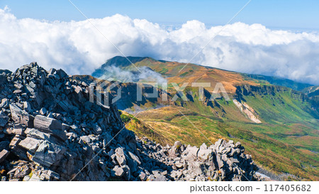 秋季攀登鳥海山:從山頂眺望(新山) 秋季攀登鳥海山:從山頂眺望(新山) 117405682
