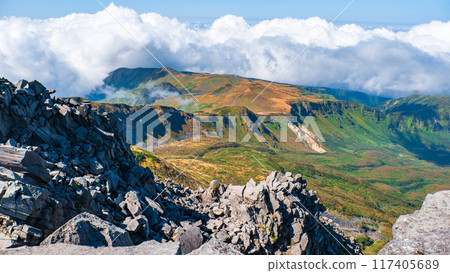 秋季攀登鳥海山:從山頂眺望(新山) 秋季攀登鳥海山:從山頂眺望(新山) 117405689