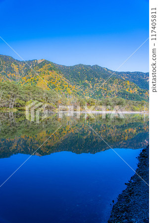 [Autumn material] Scenery around Kamikochi and Taisho Pond in autumn [Nagano Prefecture] 117405811