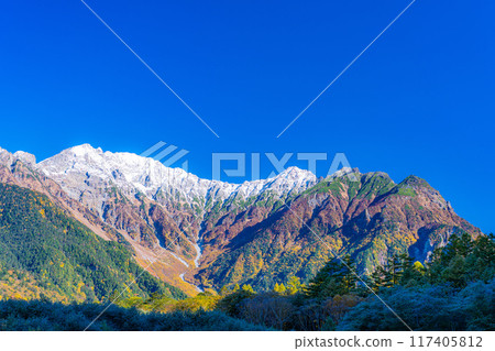[Autumn material] Scenery around Kamikochi and Taisho Pond in autumn [Nagano Prefecture] 117405812