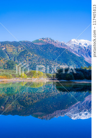 [Autumn material] Scenery around Kamikochi and Taisho Pond in autumn [Nagano Prefecture] 117405813