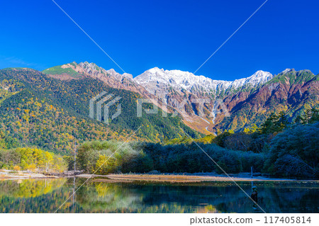 [Autumn material] Scenery around Kamikochi and Taisho Pond in autumn [Nagano Prefecture] 117405814