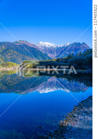 [Autumn material] Scenery around Kamikochi and Taisho Pond in autumn [Nagano Prefecture] 117405822