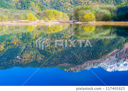 [Autumn material] Scenery around Kamikochi and Taisho Pond in autumn [Nagano Prefecture] 117405825