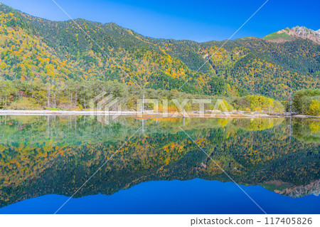 [Autumn material] Scenery around Kamikochi and Taisho Pond in autumn [Nagano Prefecture] 117405826