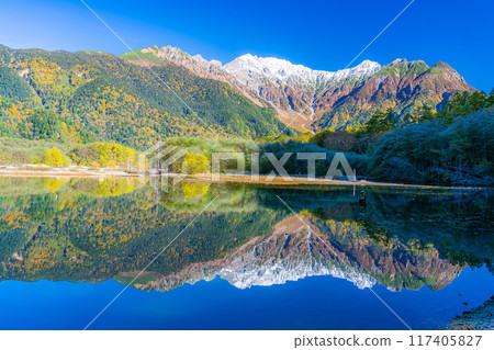 [Autumn material] Scenery around Kamikochi and Taisho Pond in autumn [Nagano Prefecture] 117405827