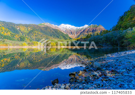 [Autumn material] Scenery around Kamikochi and Taisho Pond in autumn [Nagano Prefecture] 117405833