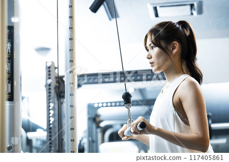 年輕女子在健身房訓練 117405861