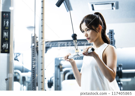 年輕女子在健身房訓練 117405865