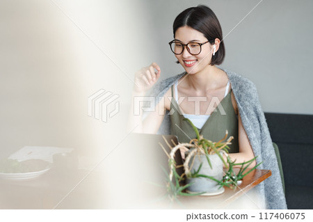 女人在家遠程辦公 女人在家遠程辦公 117406075