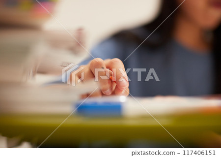 一個暑假的小女孩喜歡做作業 一個暑假的小女孩喜歡做作業 117406151
