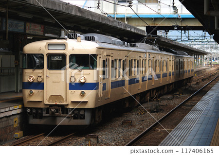 Sanyo Main Line 115 series train (Shimonoseki train: C formation) stopped at Hiroshima Station 117406165