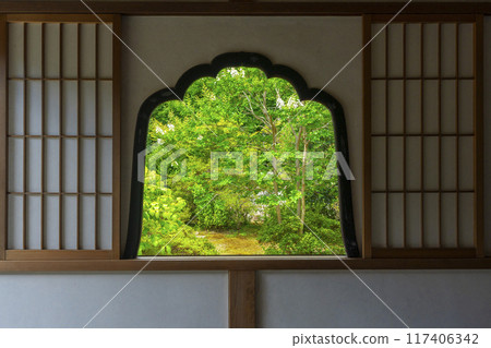 夏季,從京都洛北圓通寺的火光窗看到美麗的花園 夏季,從京都洛北圓通寺的火光窗看到美麗的花園 117406342