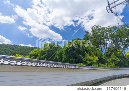 Summer in Kyoto Rakuhoku: Blue sky seen from the approach to Entsuji Temple Summer in Kyoto Rakuhoku: Blue sky seen from the approach to Entsuji Temple 117406346