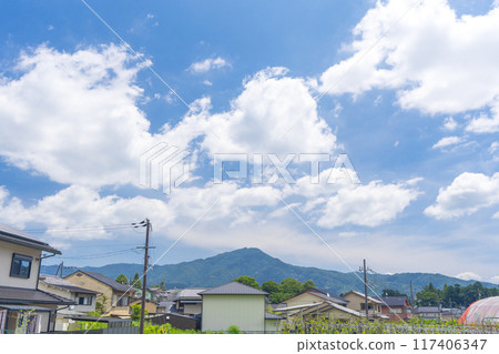 Summer in northern Kyoto: Mount Hiei as seen from the entrance to Entsuji Temple 117406347