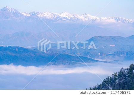 [Sea of clouds material] Matsumotodaira sea of clouds seen from Mt. Nagamine in autumn [Nagano Prefecture] 117406571