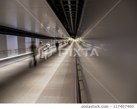 東京城市景觀：人們沿著市中心的地下通道走 117407460