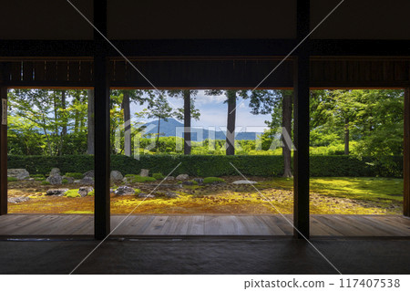 夏季，京都洛北圓通寺俯瞰比叡山的美麗相框花園 117407538