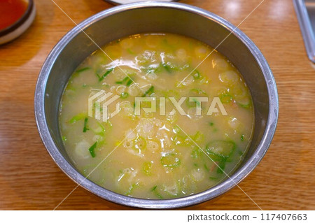 韓國明洞牛骨湯“Seolleongtang” 韓國明洞牛骨湯“Seolleongtang” 117407663