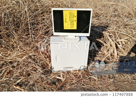 電腦顯示器被非法傾倒在河岸上（正面） 117407888