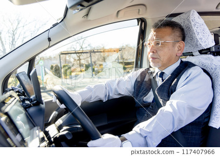 中年男性出租車司機 117407966