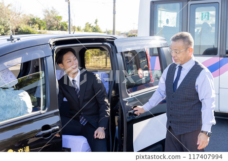 businessman getting into a taxi 117407994