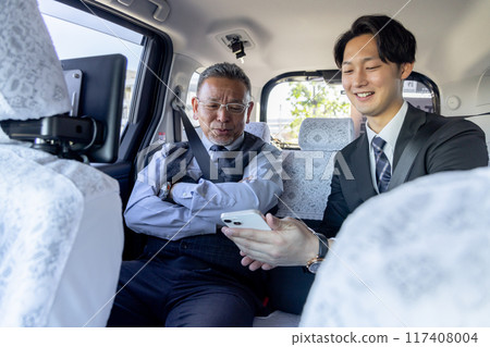 商人在計程車後座開會 117408004