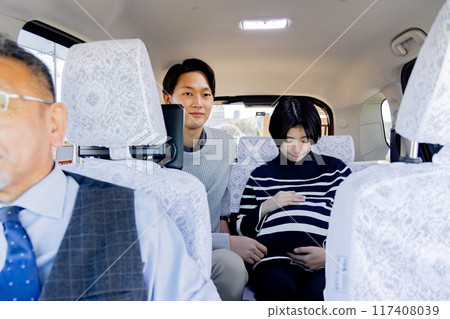 懷孕夫婦搭計程車去醫院，羊水破裂 117408039