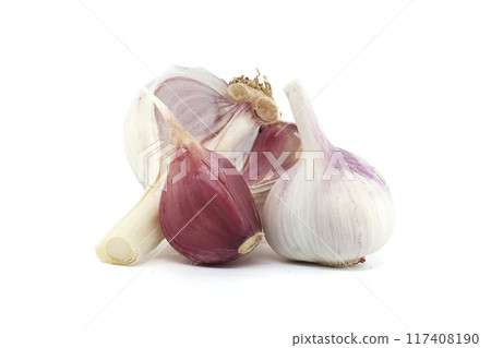 Garlic bulbs of varying sizes isolated on white background Garlic bulbs of varying sizes isolated on white background 117408190