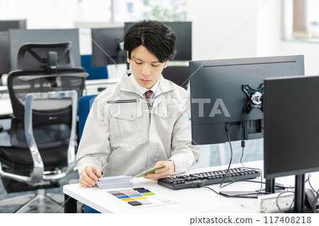 穿工作服的男士設計師開發者形象 117408218