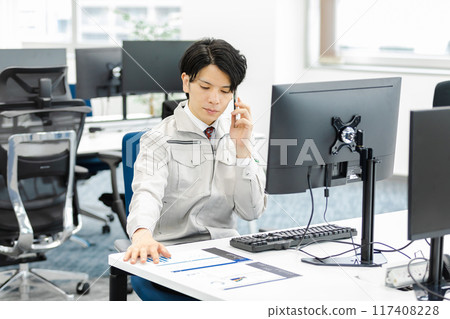 穿工作服的男士設計師開發者形象 穿工作服的男士設計師開發者形象 117408228