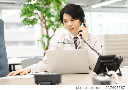 穿工作服的男士設計師開發者形象 穿工作服的男士設計師開發者形象 117408367
