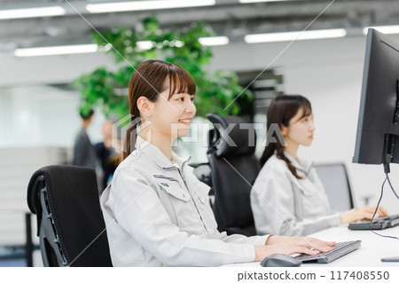 穿著工作服工作的女商人 117408550