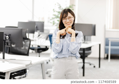 × Businessman giving an NG sign 117408589