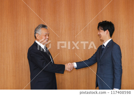 Politicians shaking hands 117408598