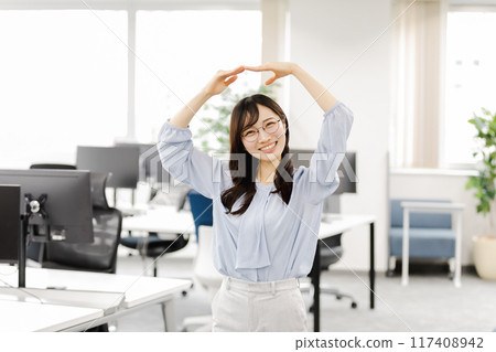 ○ 做OK手勢的女商人 117408942