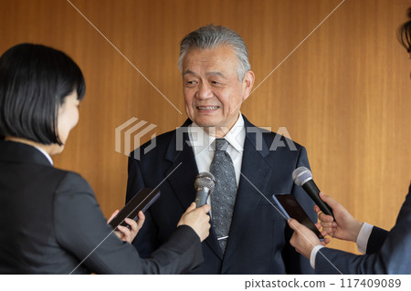 資深商人回答記者提問 117409089