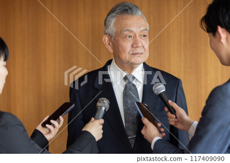 資深商人回答記者提問 資深商人回答記者提問 117409090