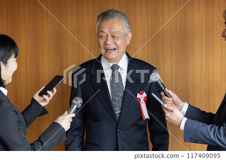 資深商人回答記者提問 資深商人回答記者提問 117409095