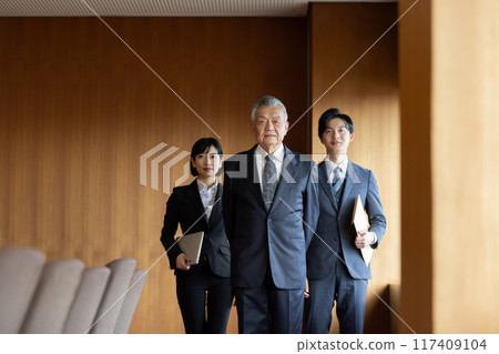 公司高階主管帶下屬出差 117409104