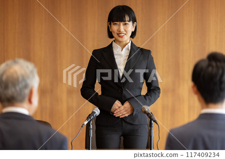 A woman to explain 117409234