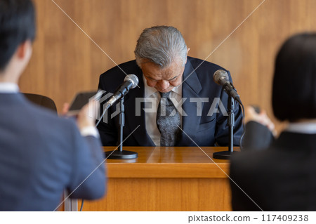 A senior man giving an explanation to the press 117409238