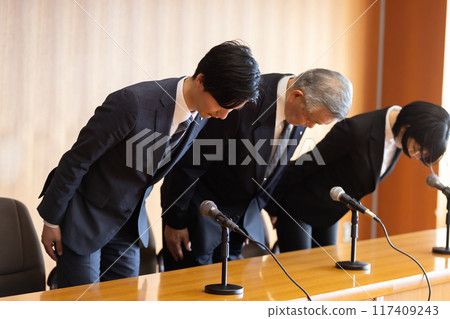 政客圓桌凝重鞠躬道歉 政客圓桌凝重鞠躬道歉 117409243